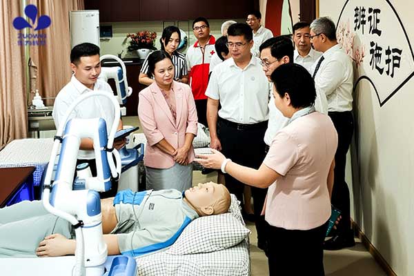 亲切关怀，巨大鼓舞丨全国人大常委会副委员长、中国红十字会会长何维高度评价作为科技