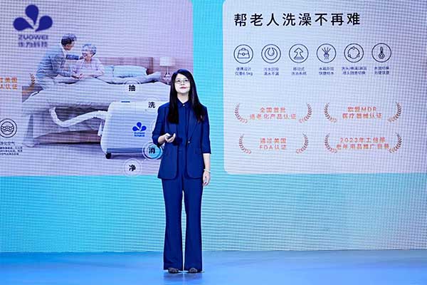 作为科技闪耀成都智慧康养机器人展演，打造全场景照护新生态