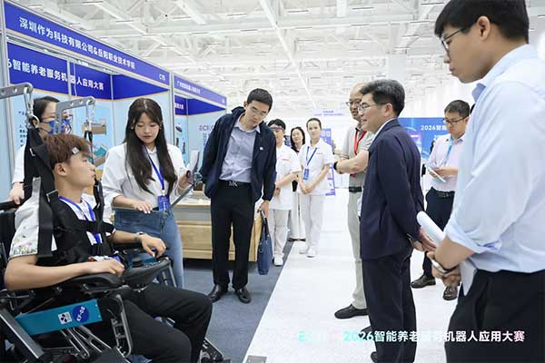作为科技携手岳阳职业技术学院荣获2026智能养老服务机器人应用大赛二等奖，并获CCTV-1聚焦报道